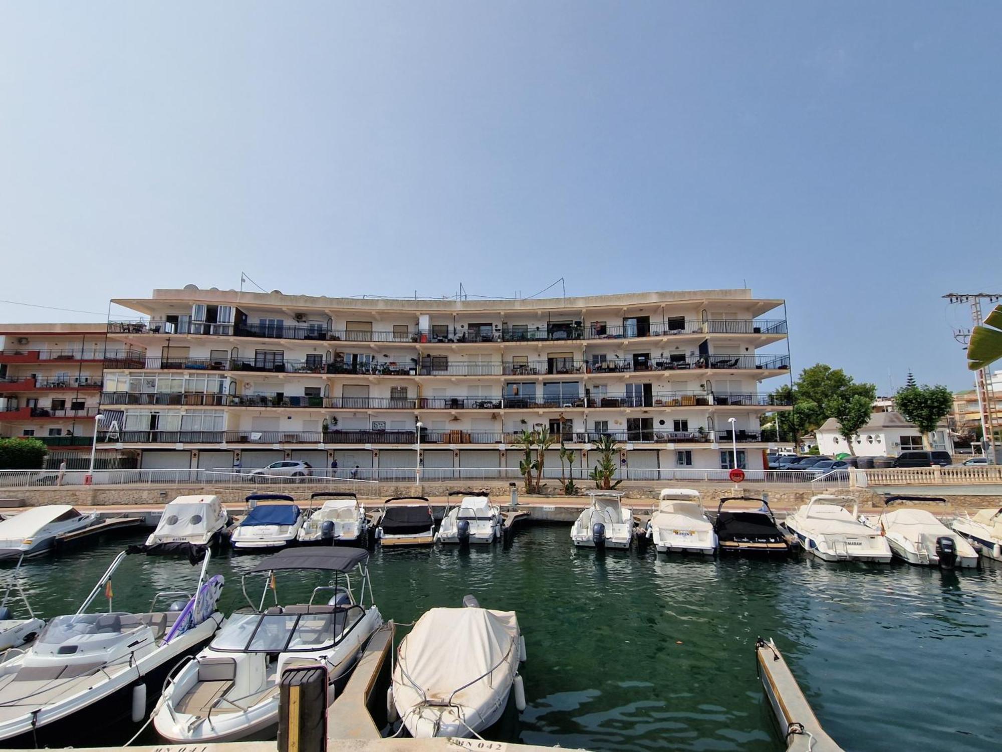 Апартаменты Waterfront 3 Bed Apartment, 90m From The *